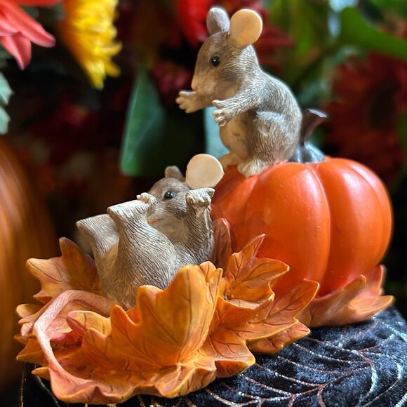 Charming Tails Silvestri Pumpkin Slide Halloween Figurine (85513) - Picture 7 of 15